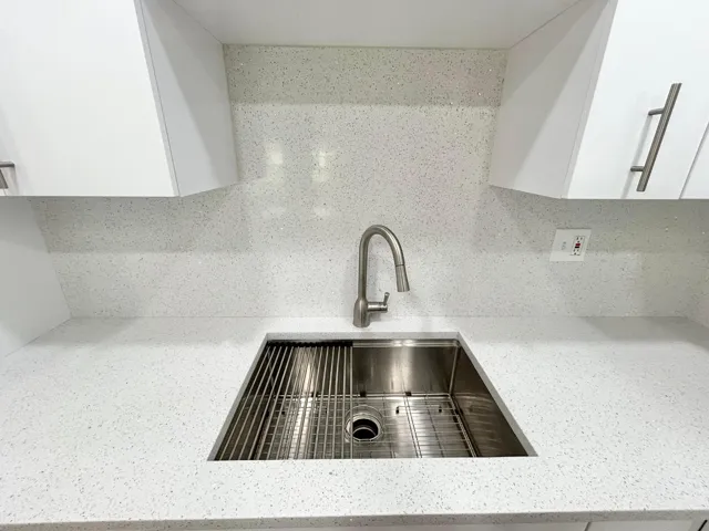 STAINLESS SINK W DISPOSAL