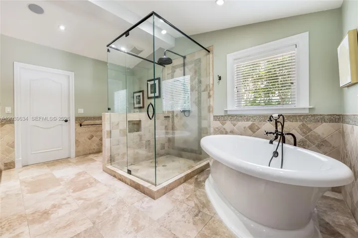 Bubbling freestanding tub
