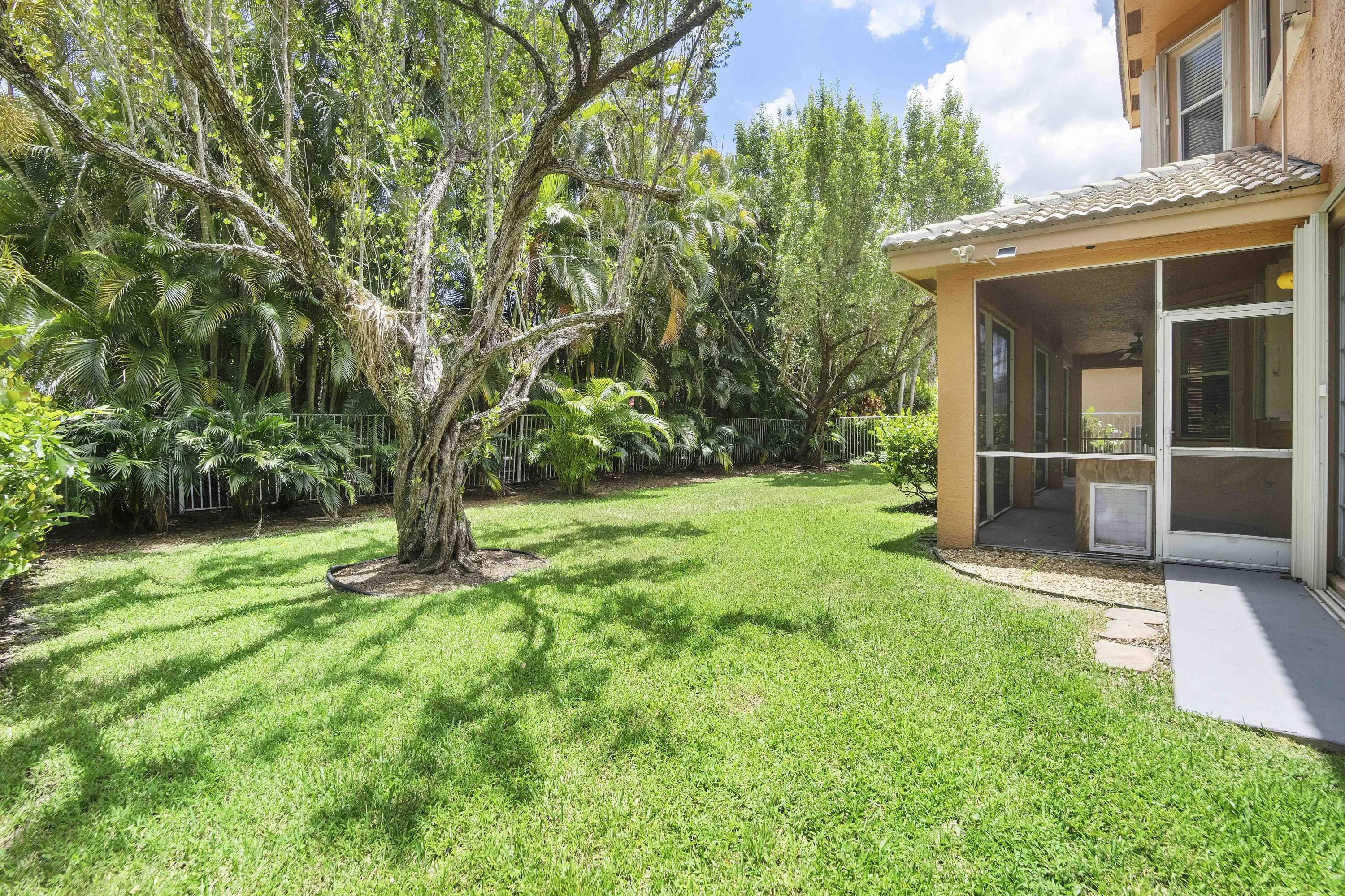 6370 Stonehurst Cir_040