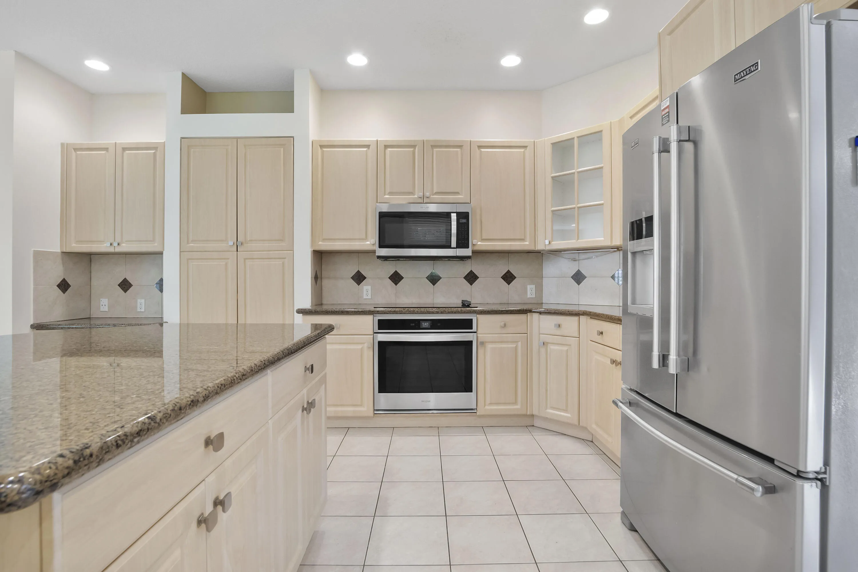 6370 Stonehurst Cir_022
