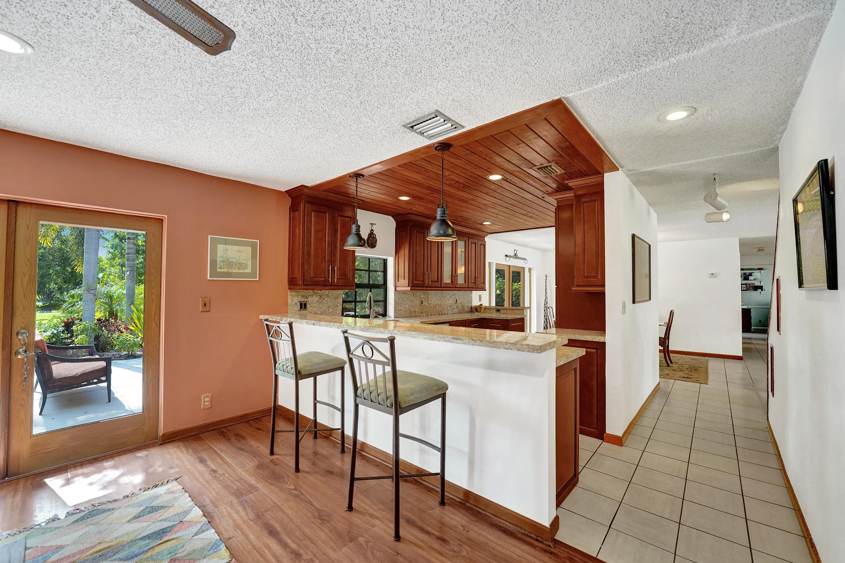 Kitchen & Breakfast Bar