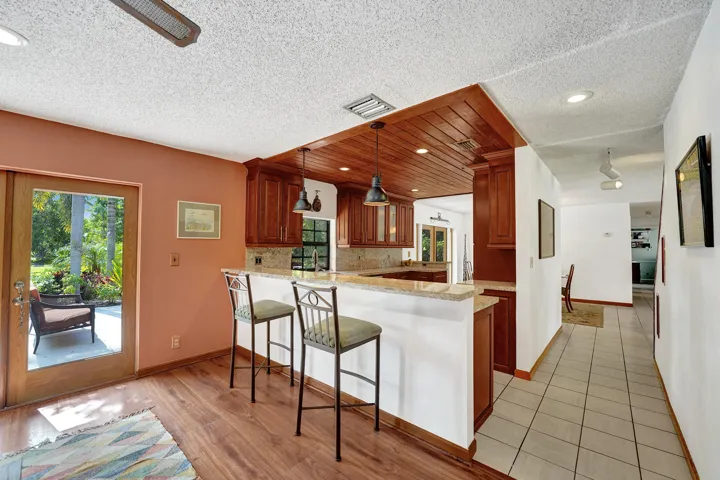 Kitchen & Breakfast Bar