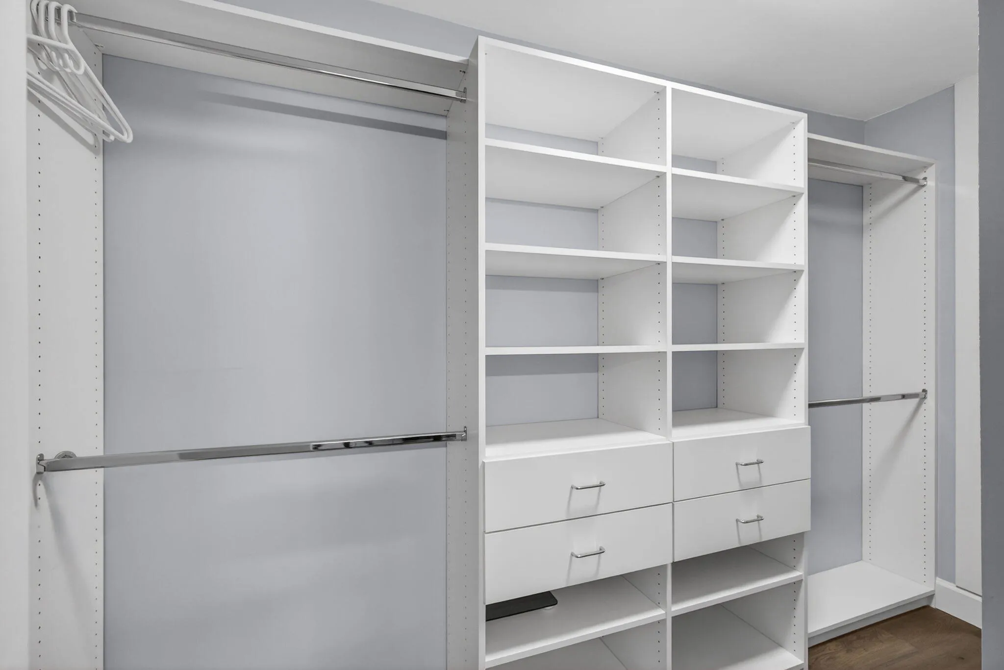 WALK IN CLOSET