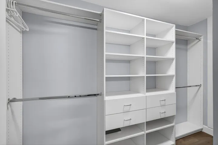 WALK IN CLOSET