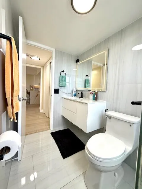 Palm Aire- Guest Bathroom 1