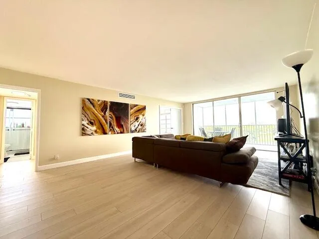 Palm Aire- Living room 6