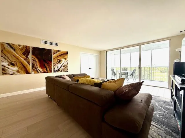 Palm Aire- Living room 5