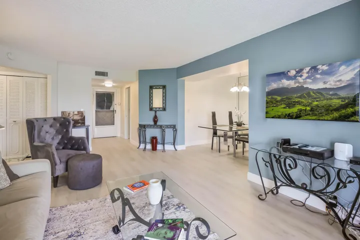 LIVING/DINING 4