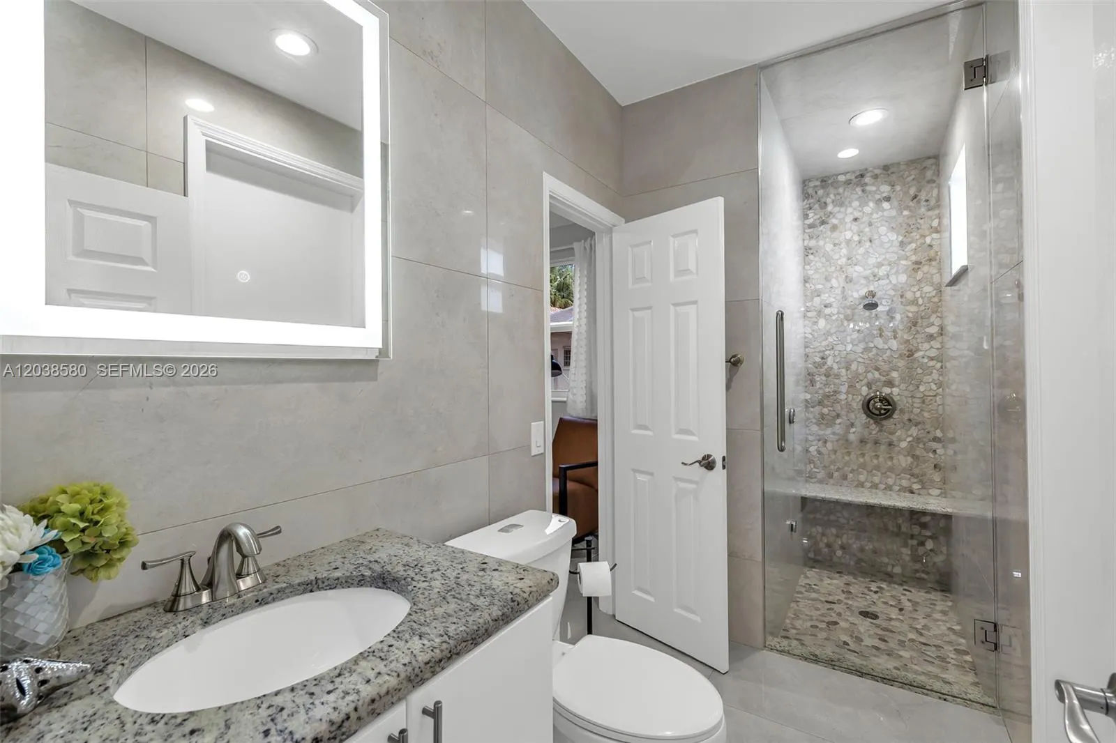DOWNSTAIRS BATHROOM W/ACCESS TO POOL