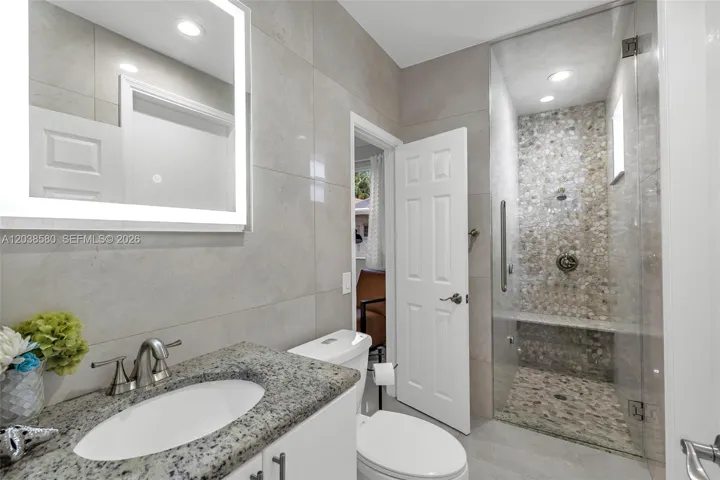DOWNSTAIRS BATHROOM W/ACCESS TO POOL