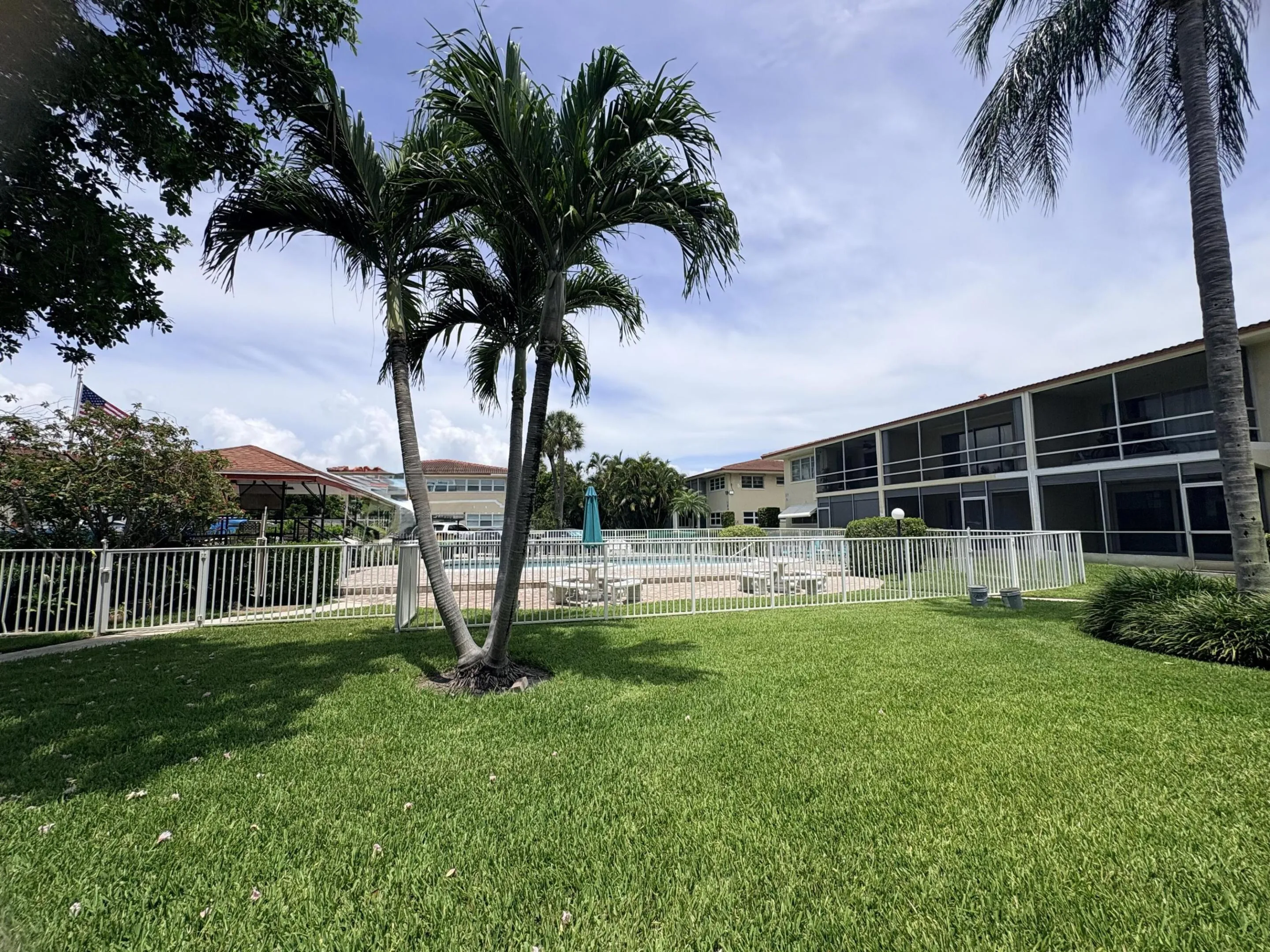 VIewStepstotheCourtyardPool