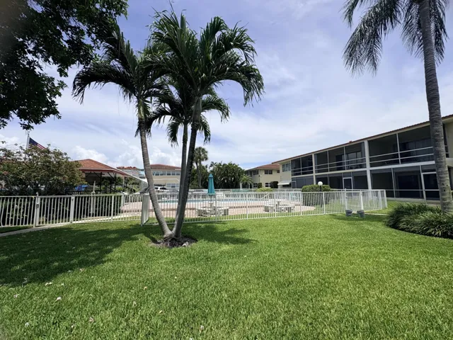 VIewStepstotheCourtyardPool