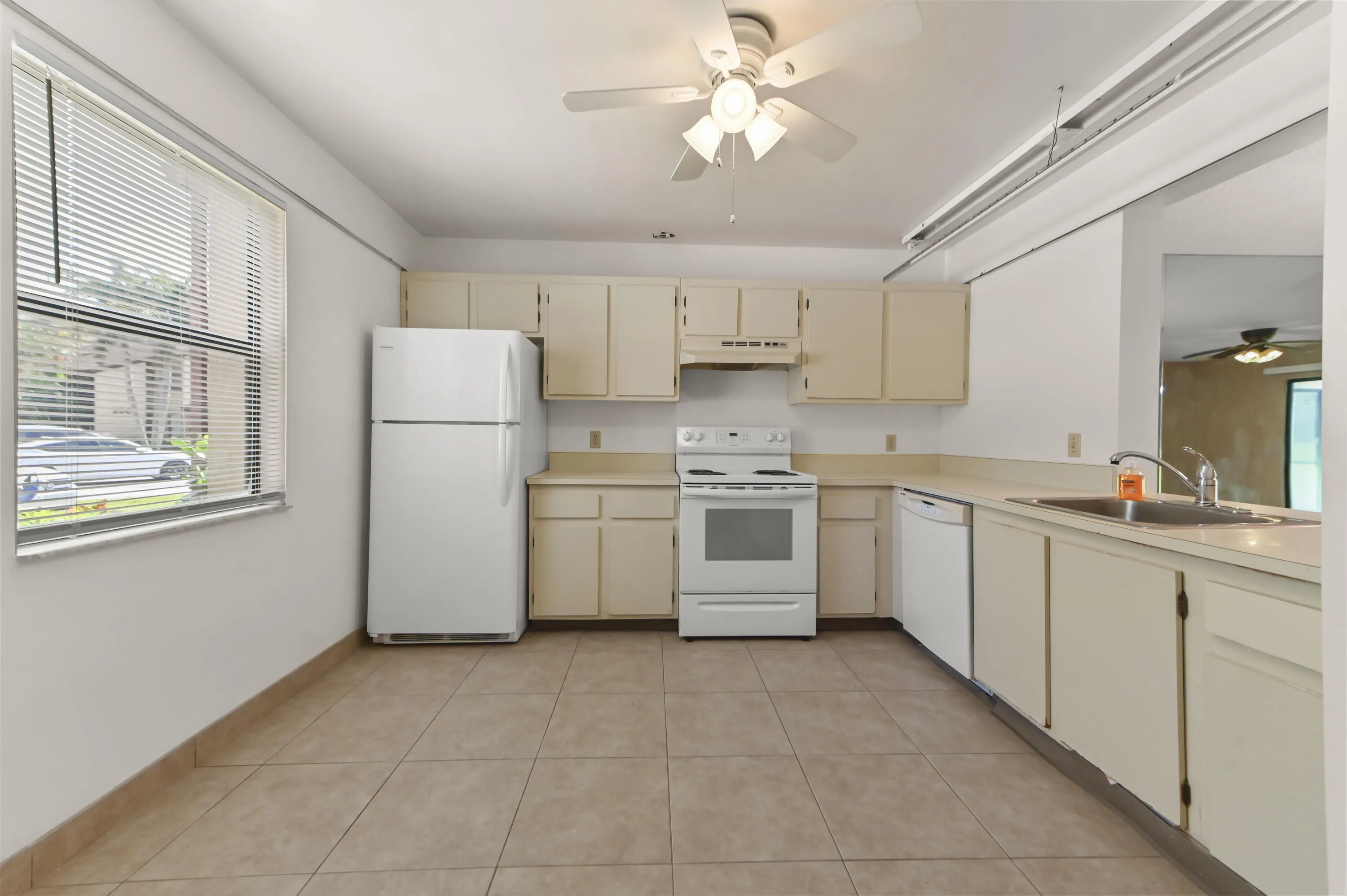 05 Kitchen 01