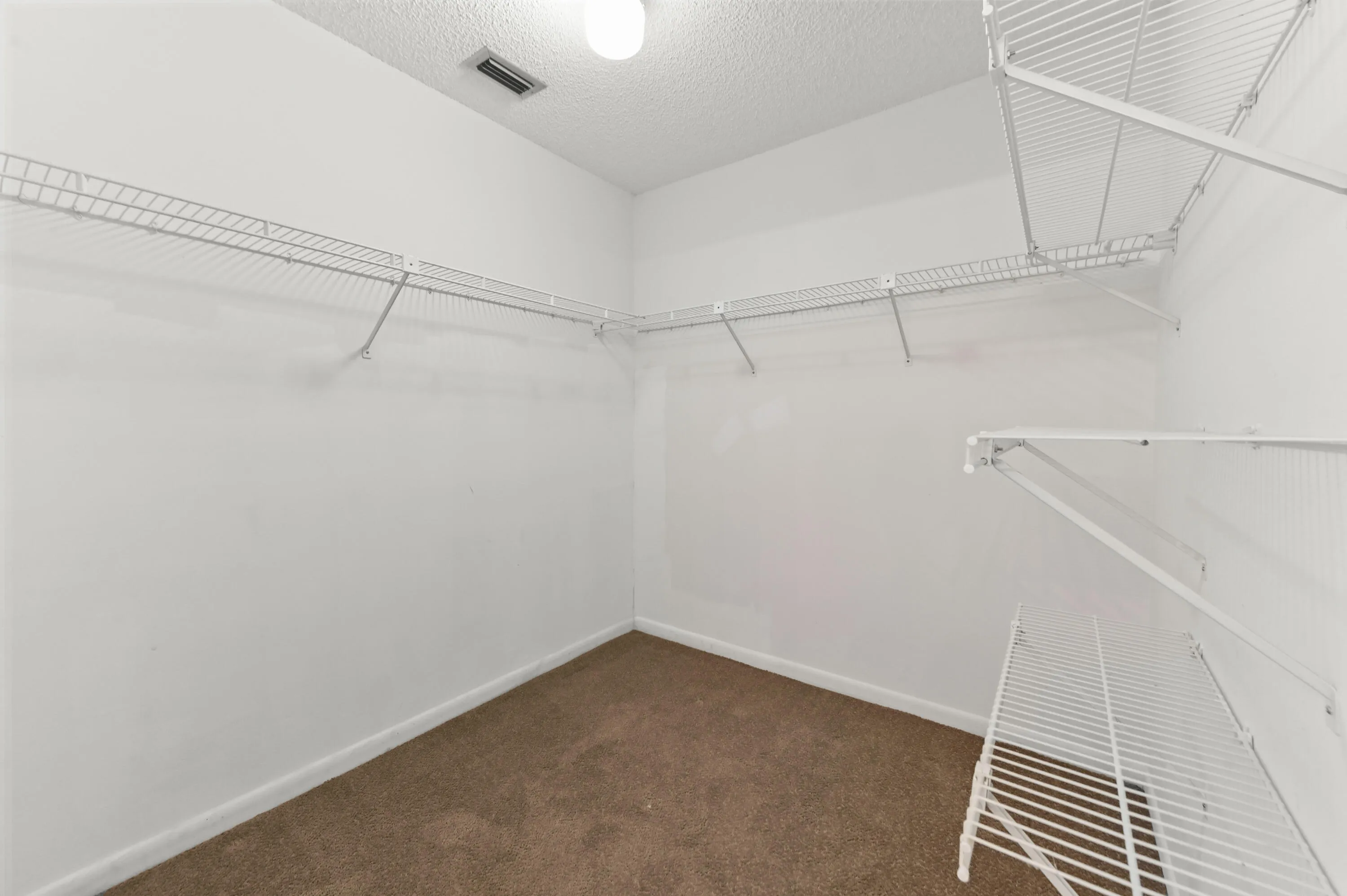21 Closet 01
