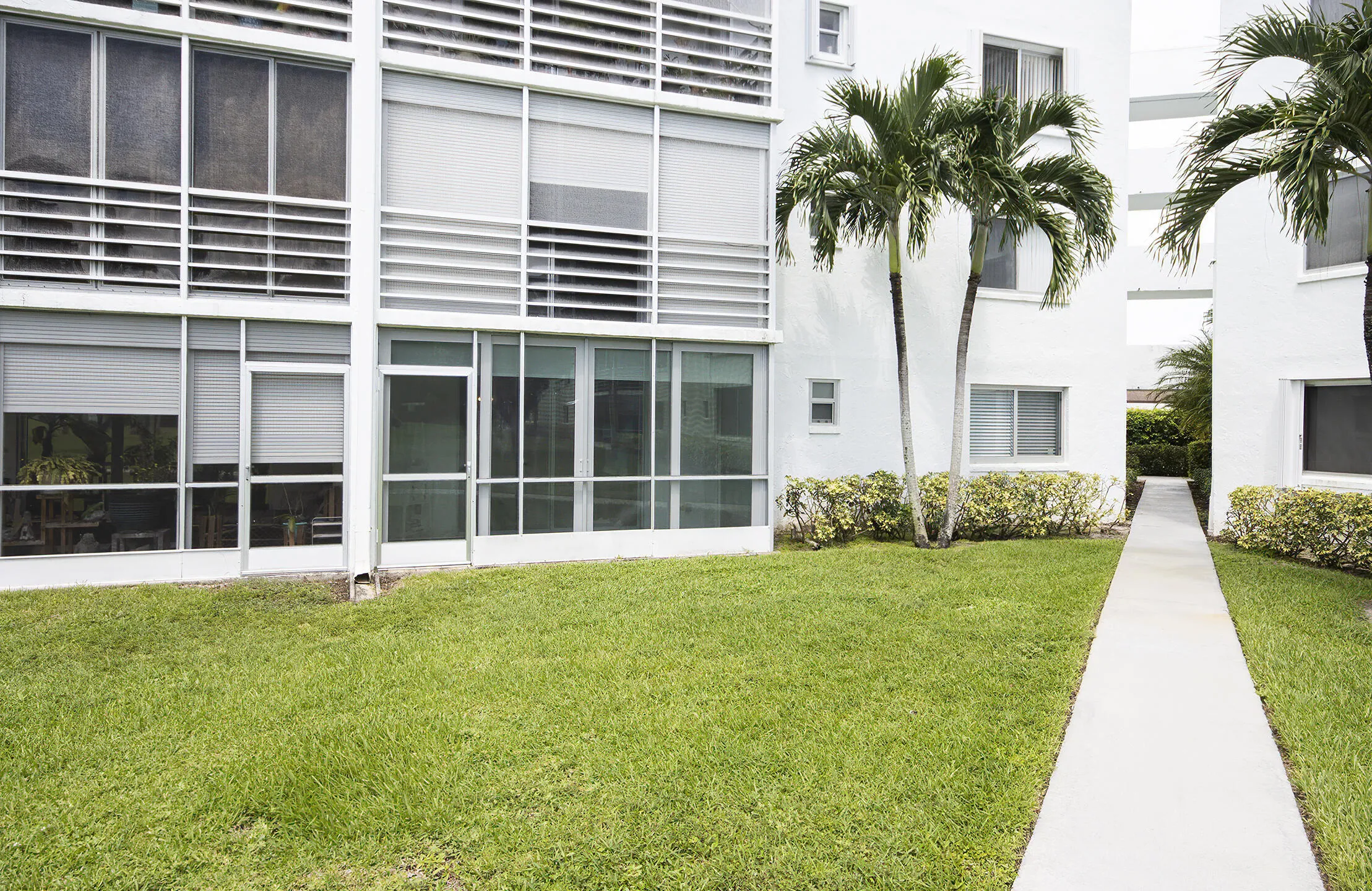 EXTERIOR 8