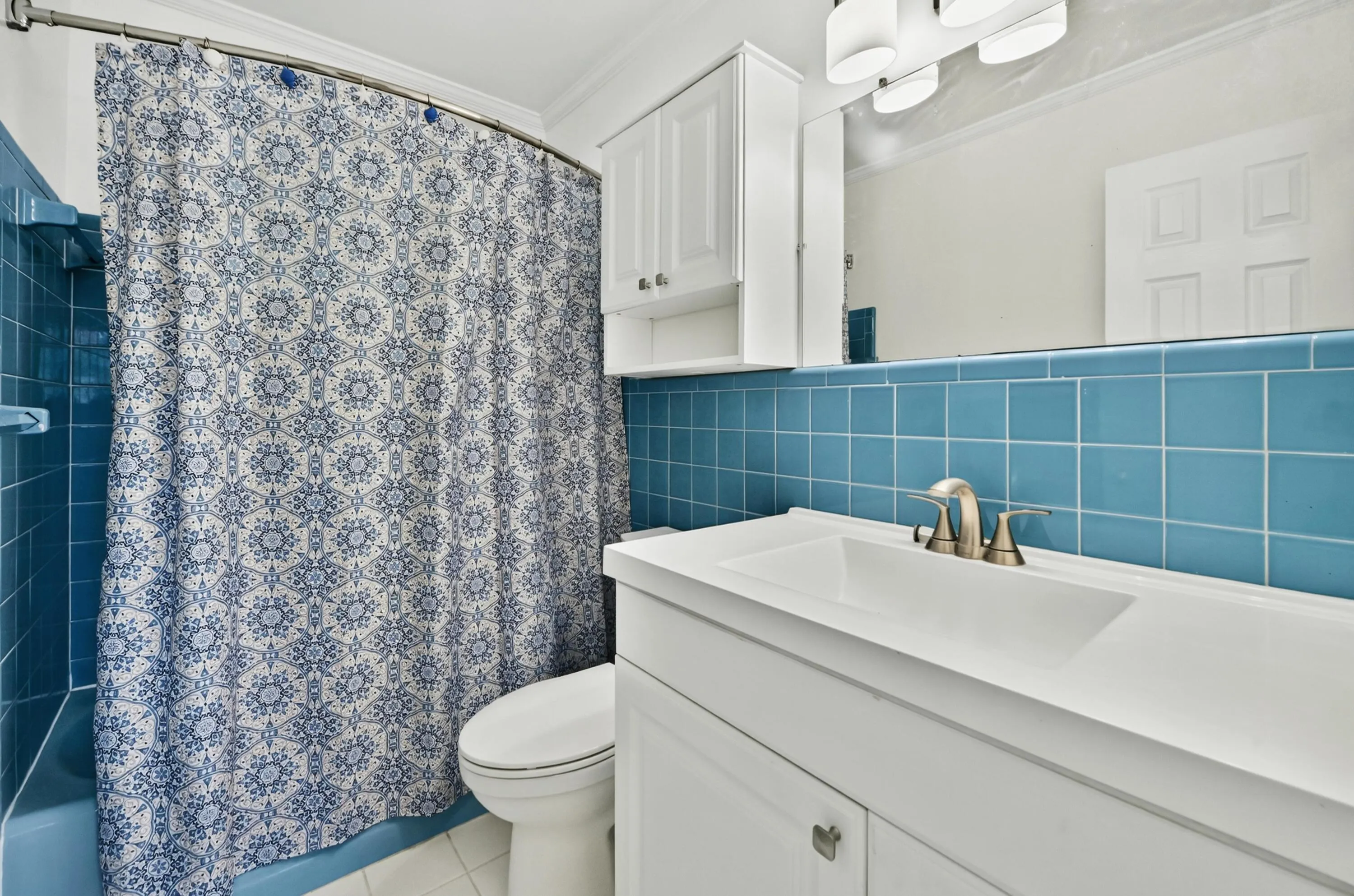 27 Bathroom 02