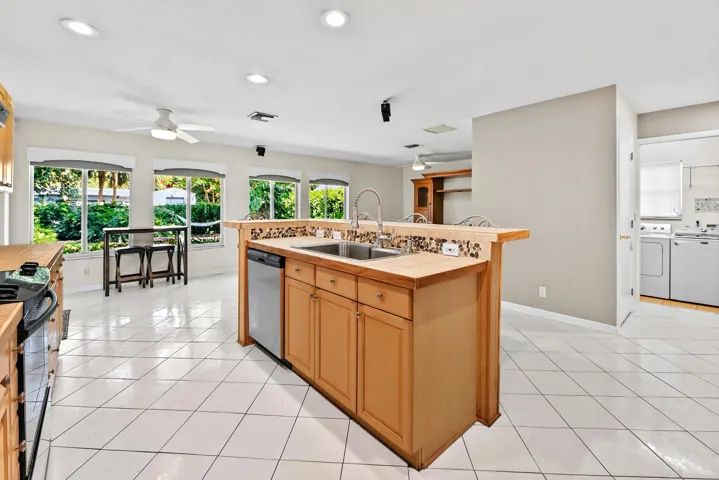 11 Kitchen 02