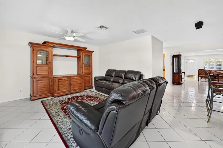 15 Family room 02