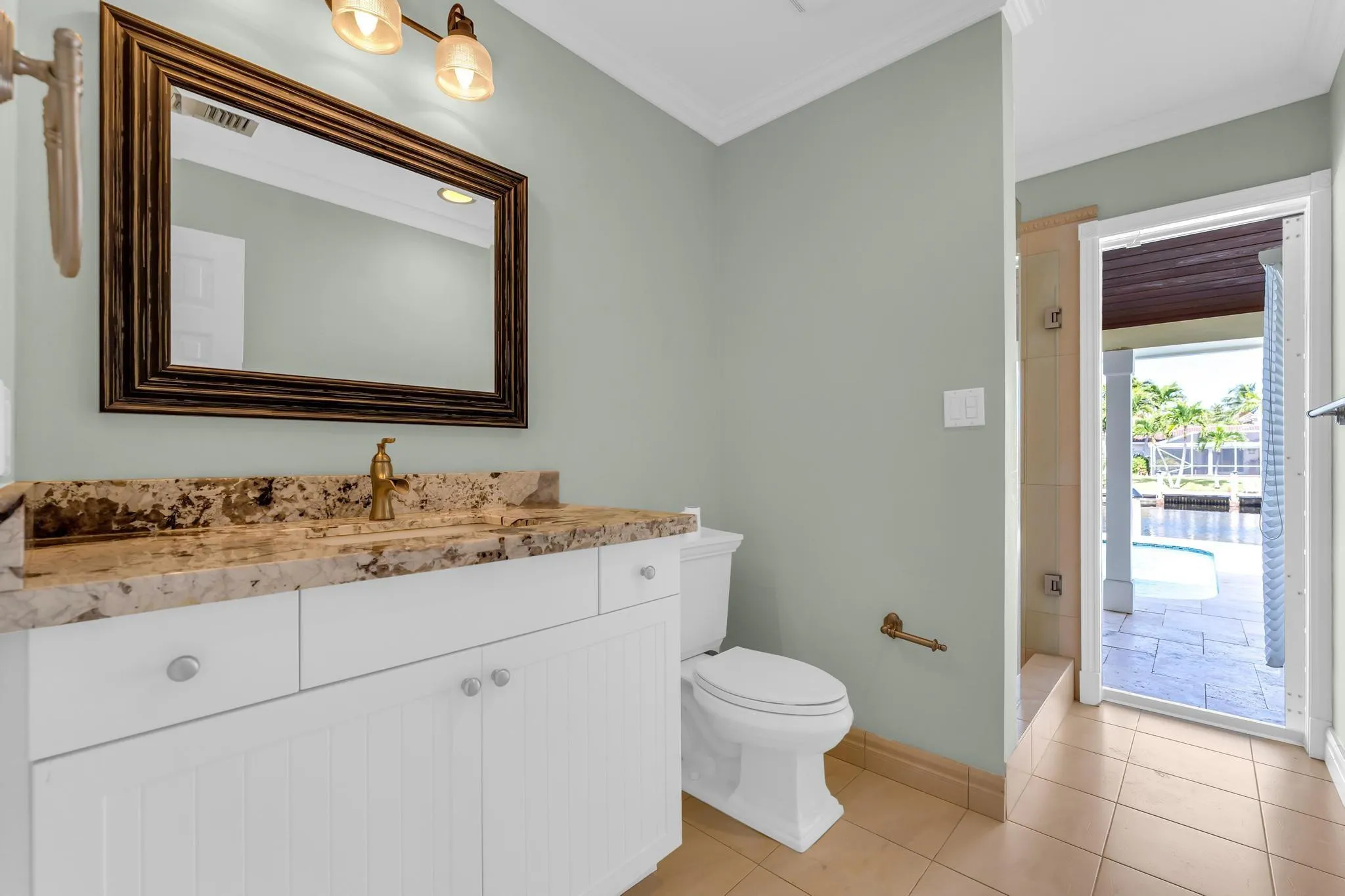 Bathroom 2, cabana