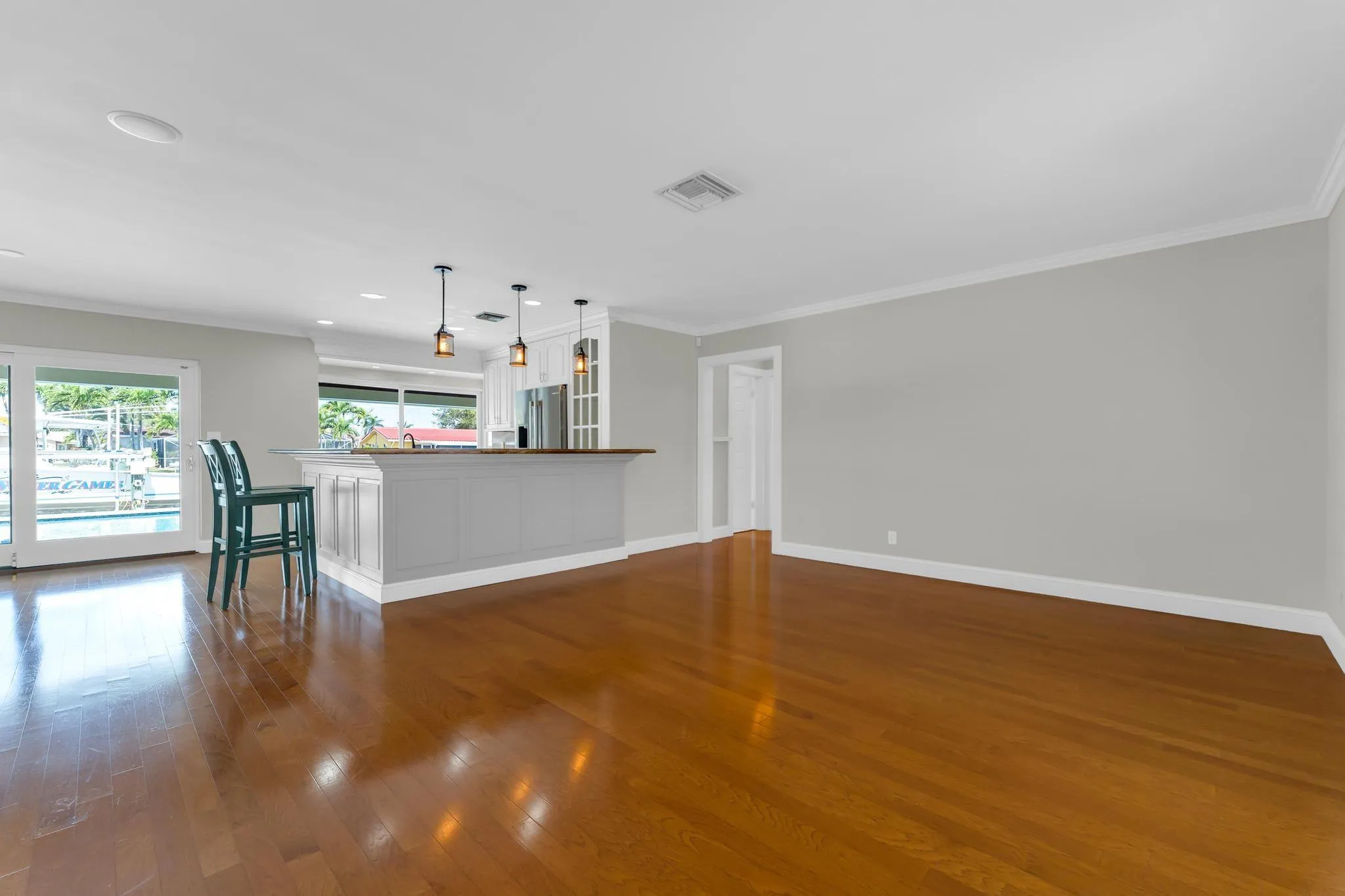 Clasic finishes and open floor plan