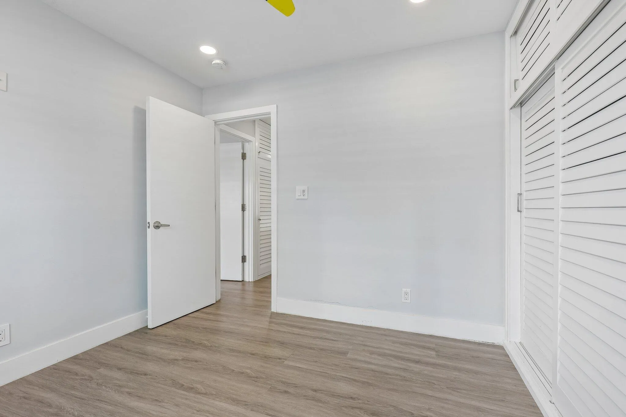 28-web-or-mls-S Ocean Dr 111-S1706-028