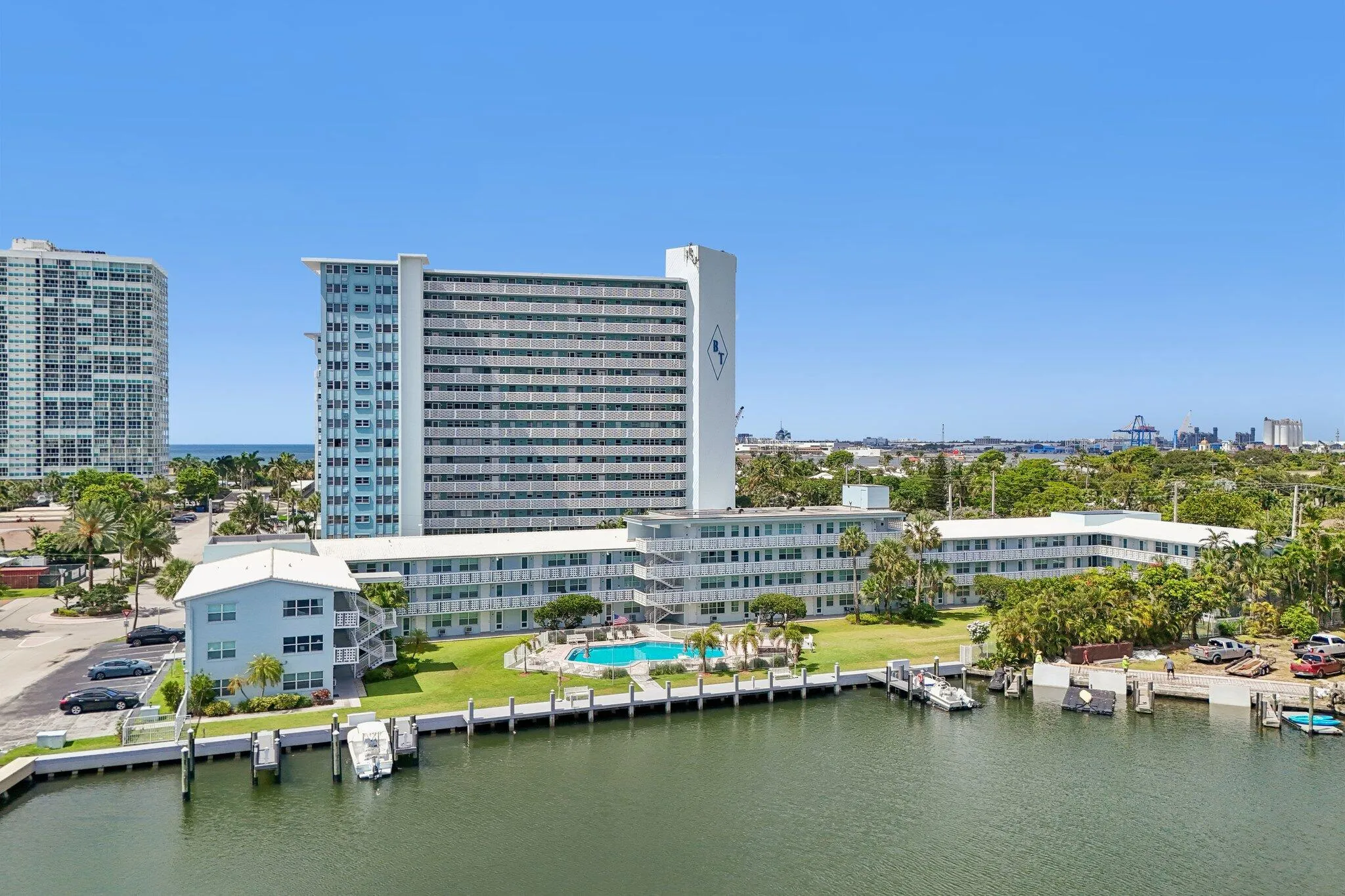 41-web-or-mls-S Ocean Dr 111-S1706-041