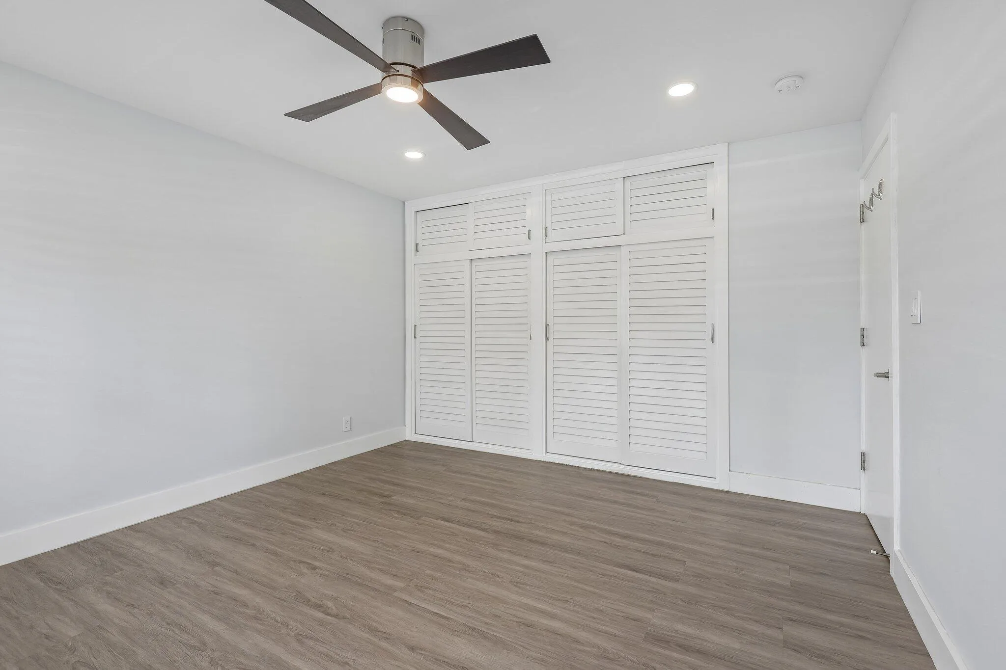 23-web-or-mls-S Ocean Dr 111-S1706-023