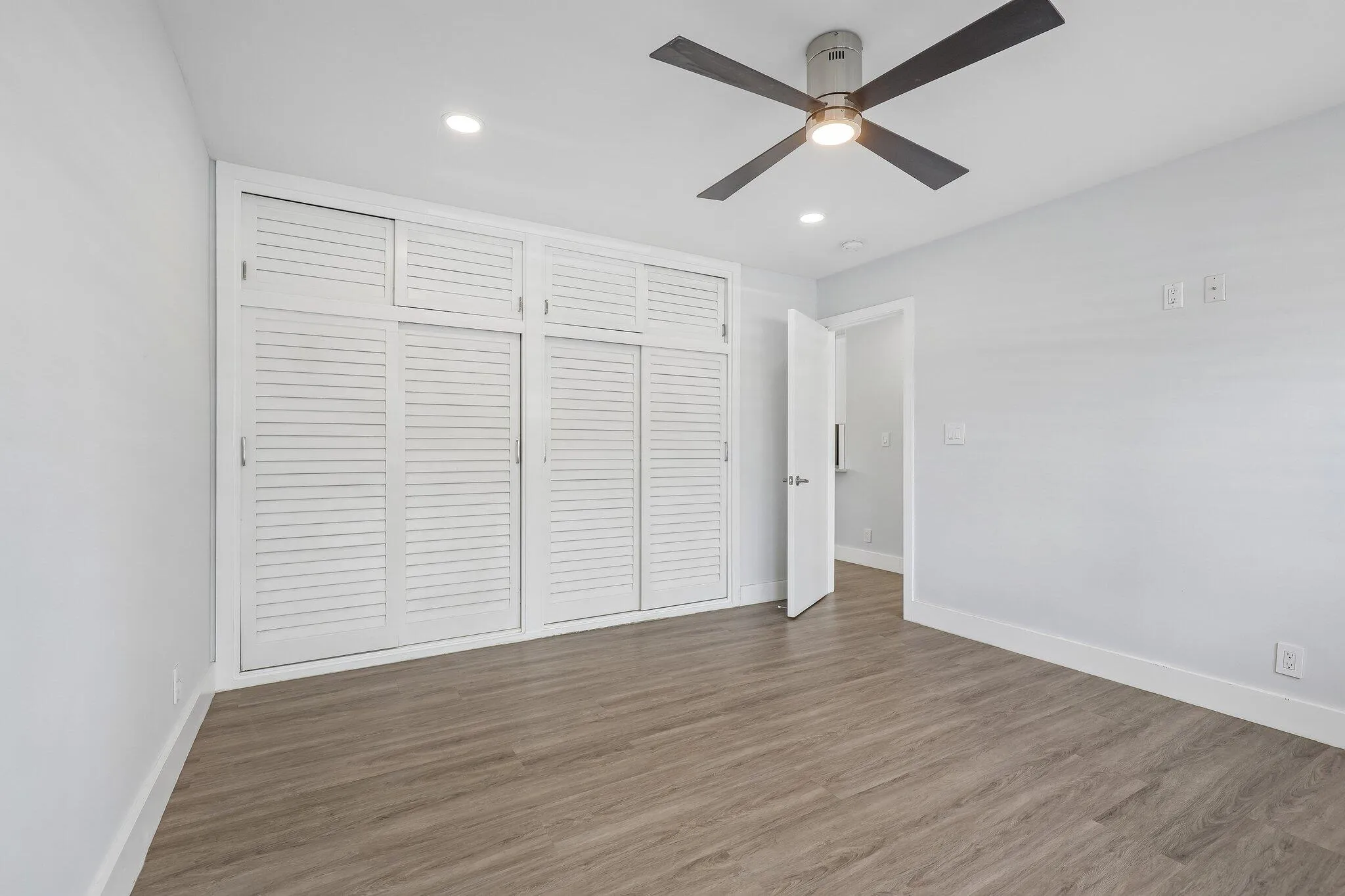 24-web-or-mls-S Ocean Dr 111-S1706-024