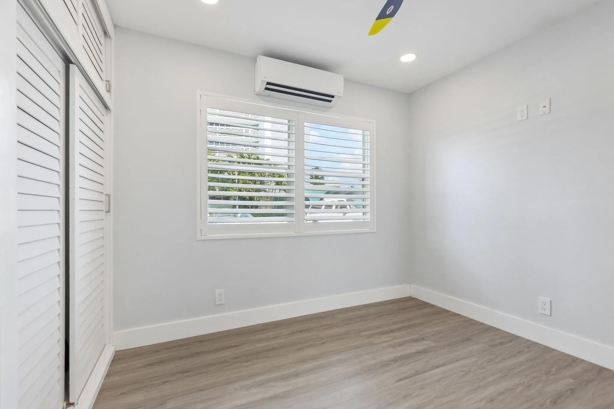 27-web-or-mls-S Ocean Dr 111-S1706-027