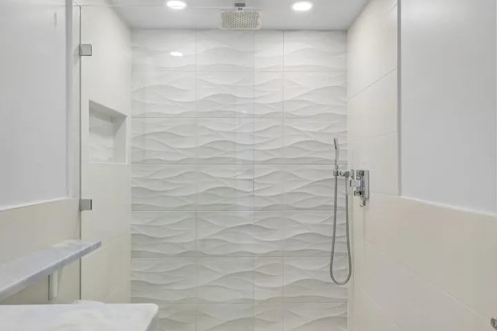 30-web-or-mls-S Ocean Dr 111-S1706-030