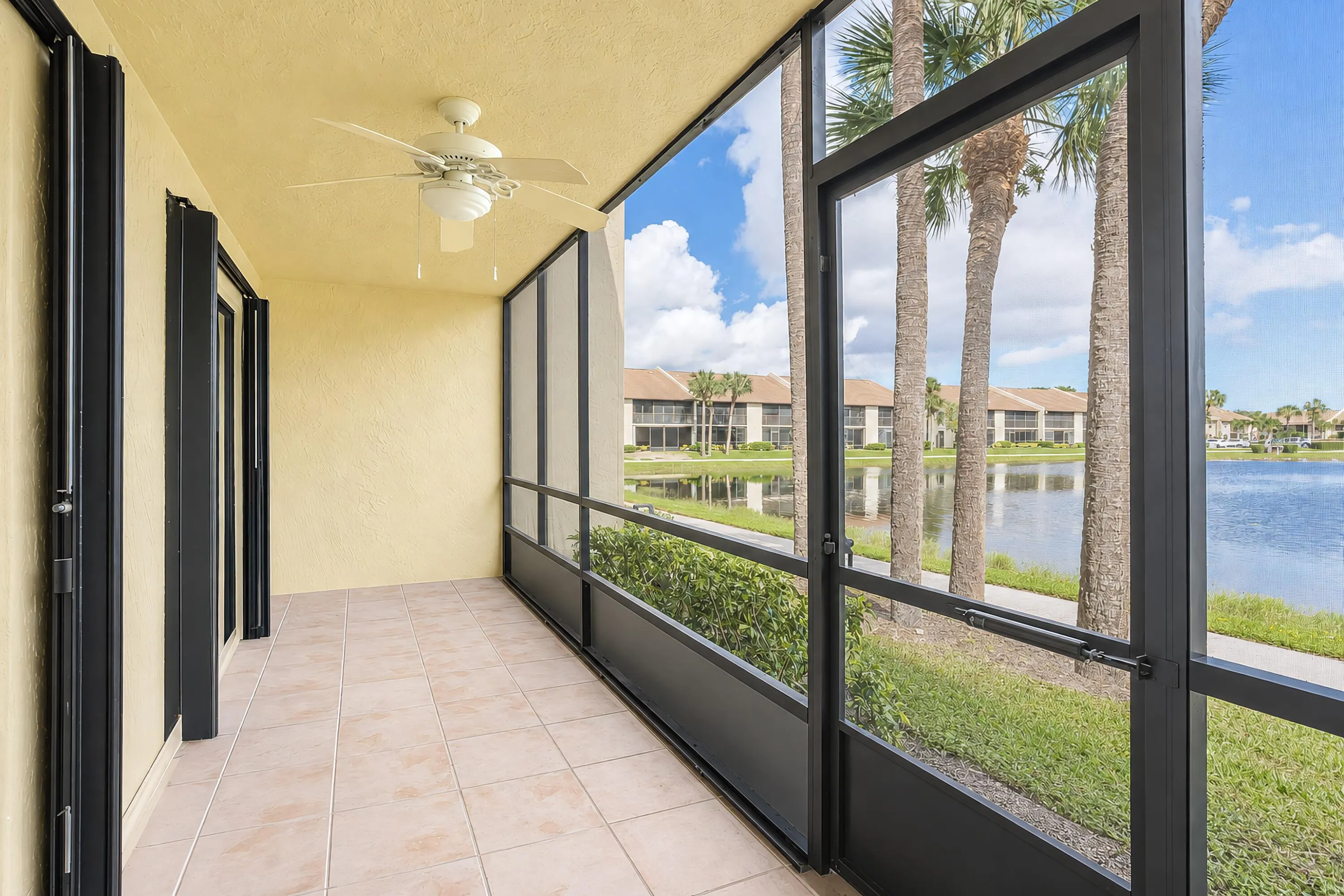 Spacious Screened-In Lanai w/ Lake Views