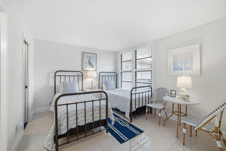 Second Bedroom large and light - Boca Ra