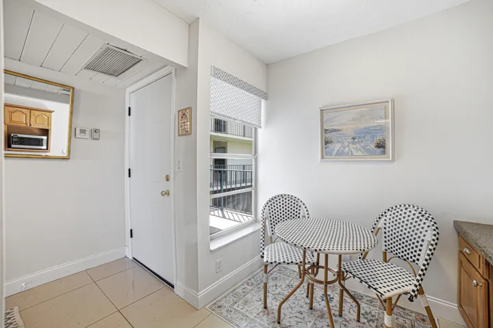 Kitchen - breakfast nook in waterfront B