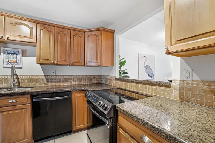 Kitchen - ample storage and counters wat