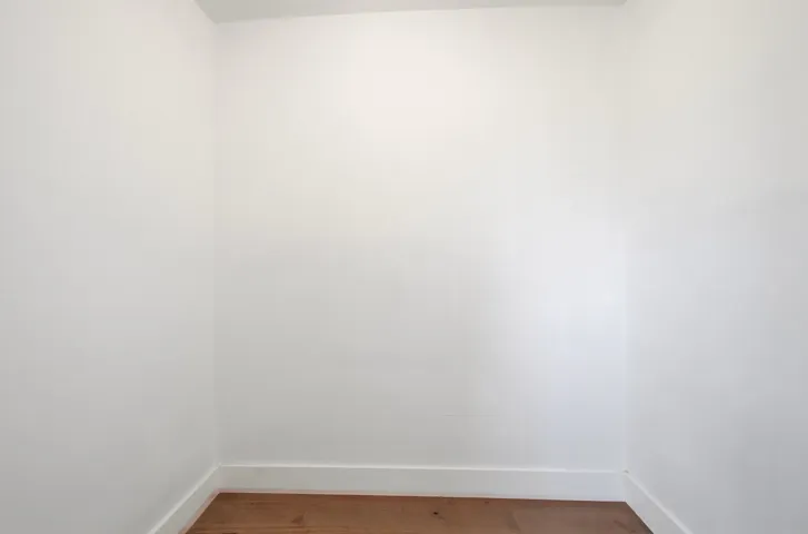 13_walk-in closet