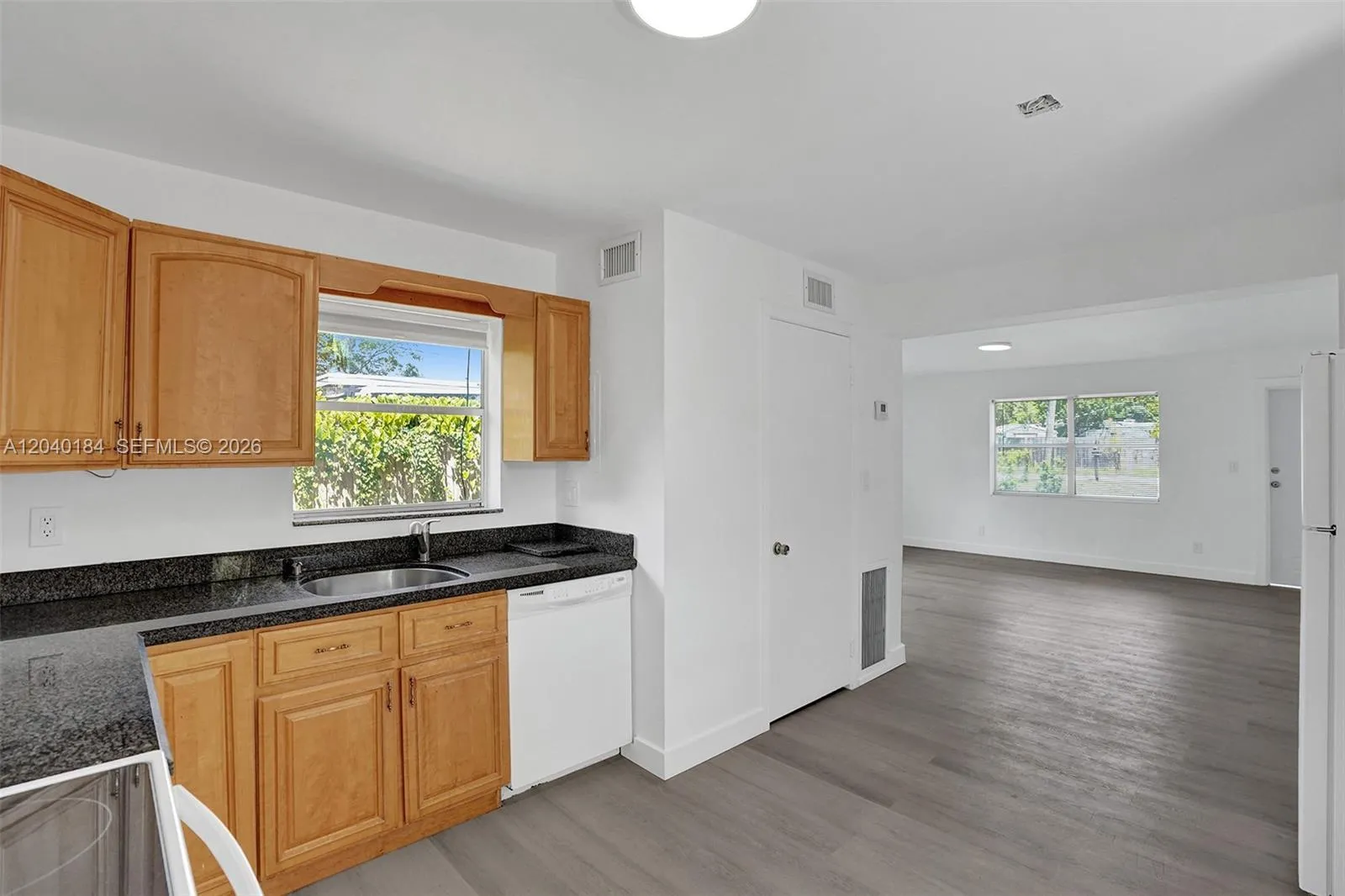 LIVING ROOM TO RIGHT/BACK