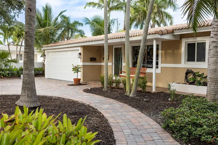 Mature Landscaping - no grass / no mowing