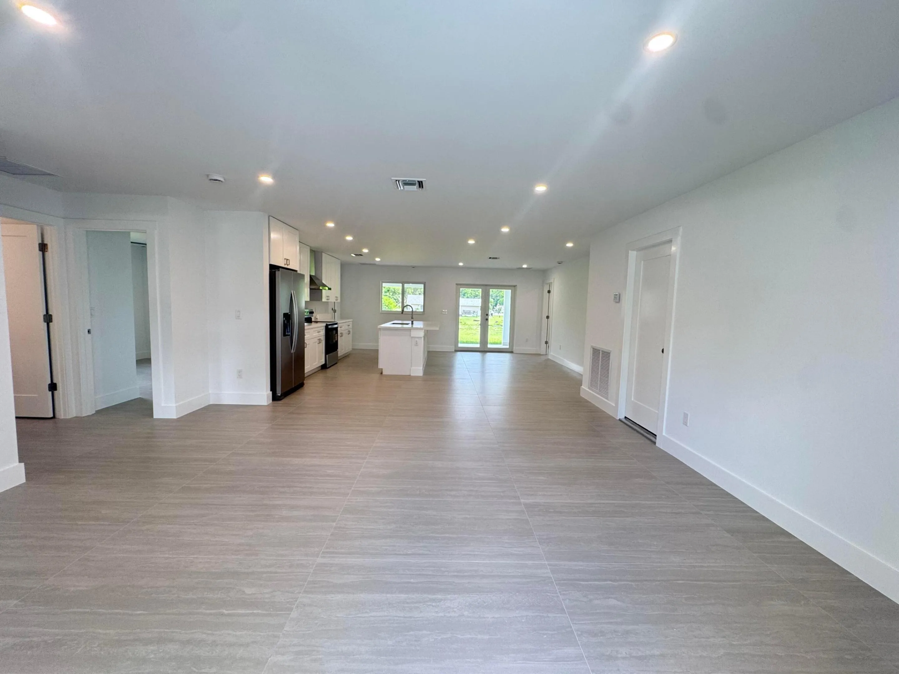 KITCHEN:LIVING ROOM