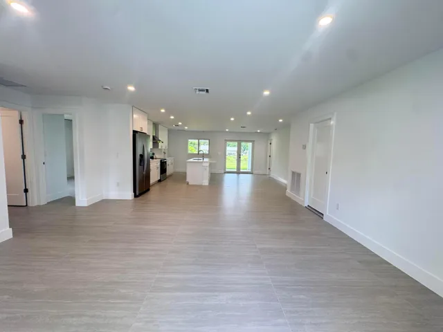 KITCHEN:LIVING ROOM