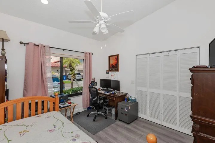 Master Bedroom 3-2