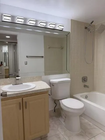 Hallway/guest full bathroom