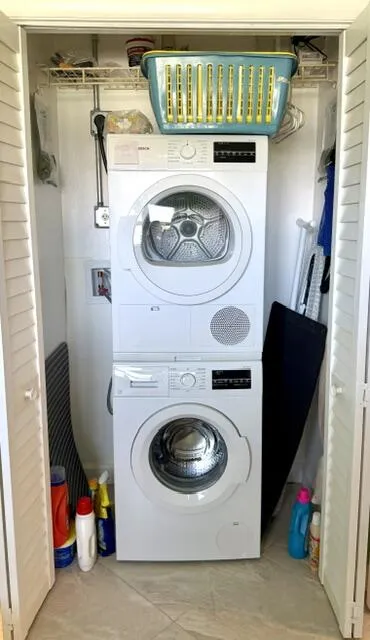 Washer/Dryer inside