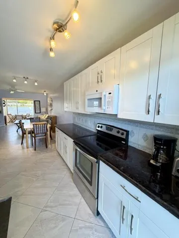 Attractive kitchen!