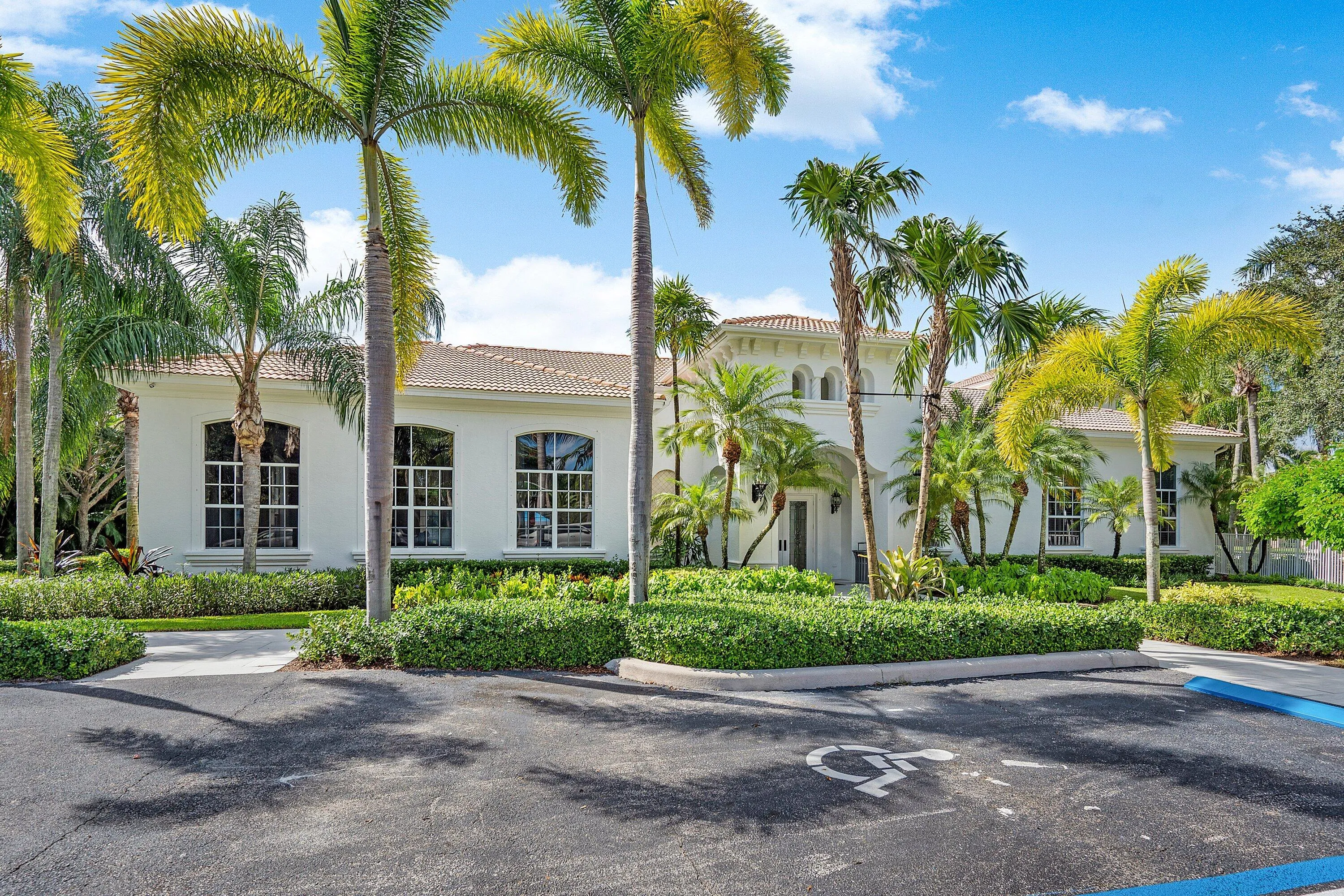 6411 Clubhouse 1