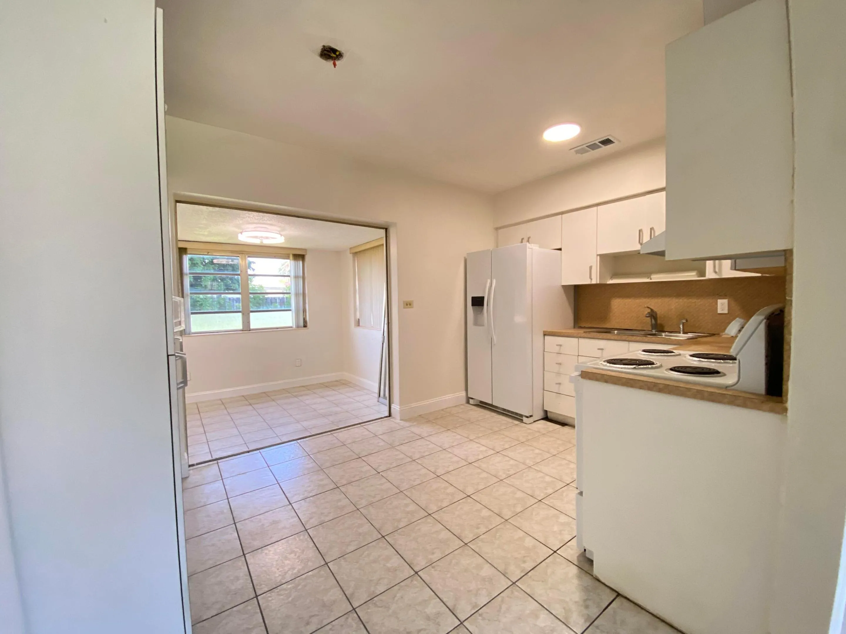 6751 liberty st Living room