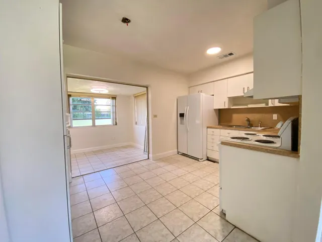 6751 liberty st Living room