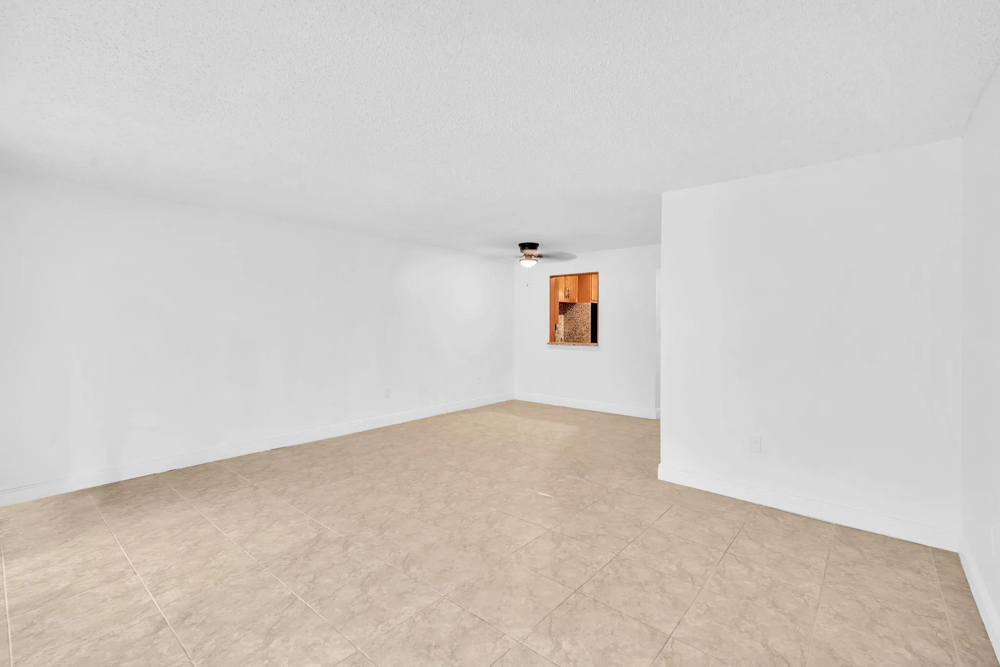 Living area (other view)