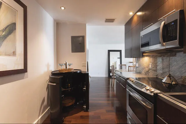 Wood circular bar, fully equipped kitchen.