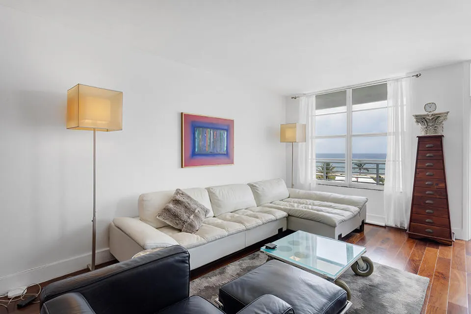 East exposure that captures the OCEAN views