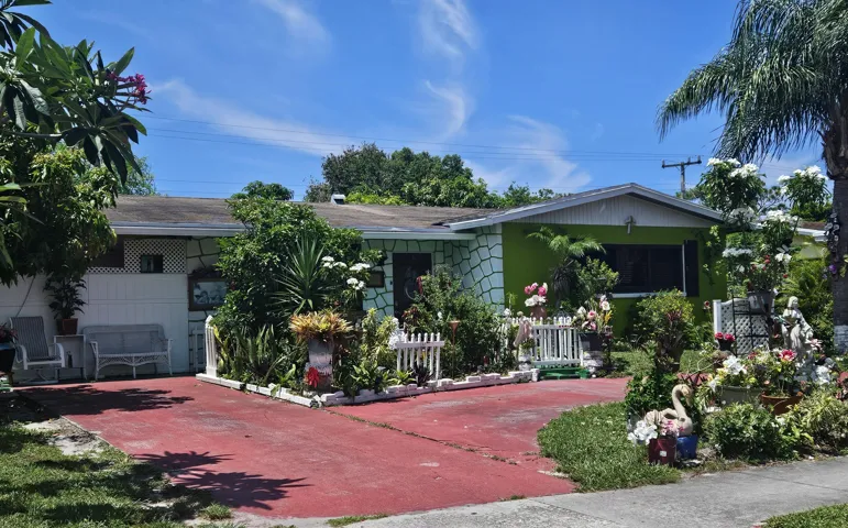 6165 Fair Green Photo